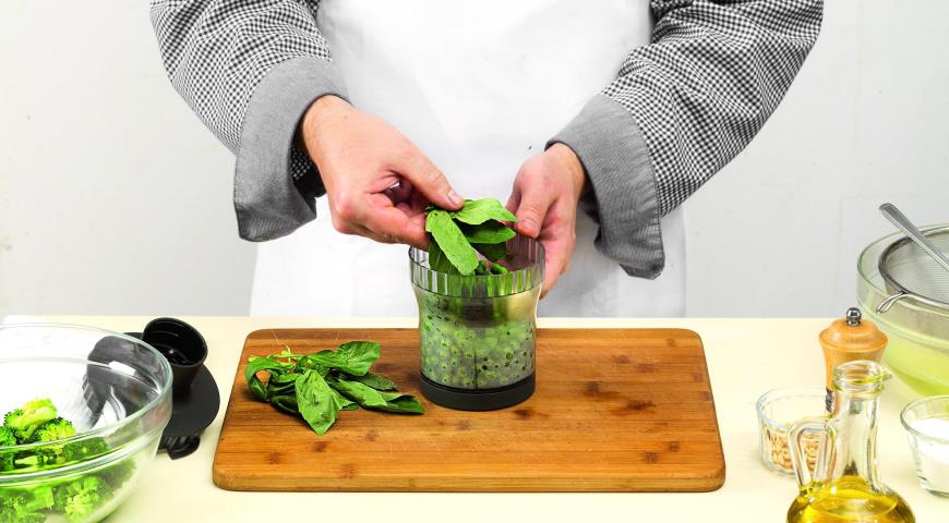 Фото приготовления рецепта: Пенне с брокколи и зеленым горошком, шаг №3