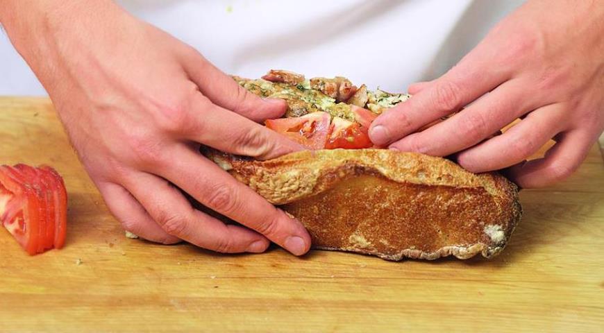 Фото приготовления рецепта: Сытный сэндвич с беконом и омлетом, шаг №6