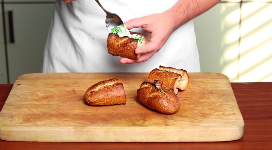 Фото приготовления рецепта: Сэндвич с брокколи и соусом морне, шаг №6