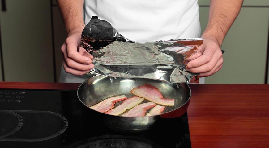 Фото приготовления рецепта: Брускетты с беконом и пюре из зеленого горошка, шаг №1