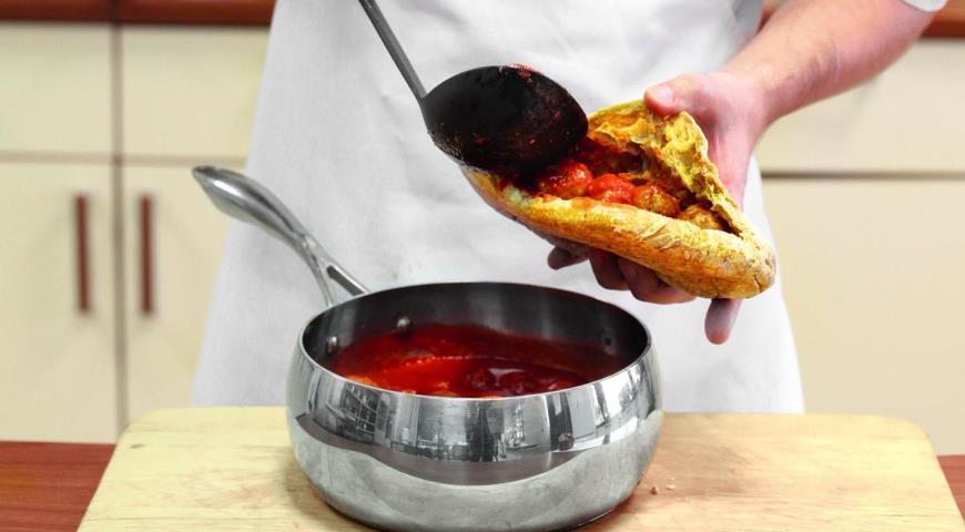 Фото приготовления рецепта: Большой сэндвич с фрикадельками, шаг №6