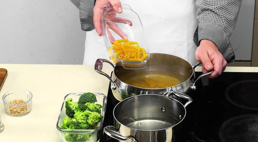 Фото приготовления рецепта: Пенне с брокколи и зеленым горошком, шаг №1