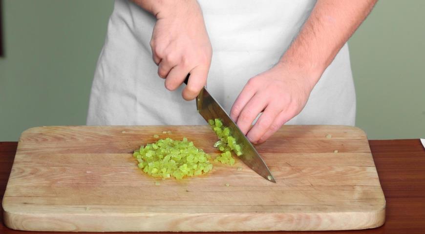 Фото приготовления рецепта: Сметанный соус с огурцами и хреном, шаг №1