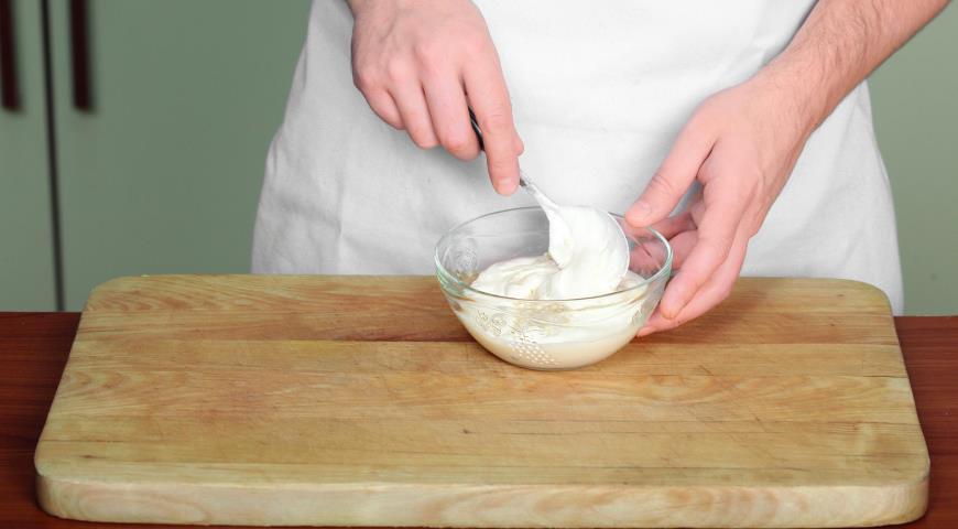 Фото приготовления рецепта: Сметанный соус с огурцами и хреном, шаг №2