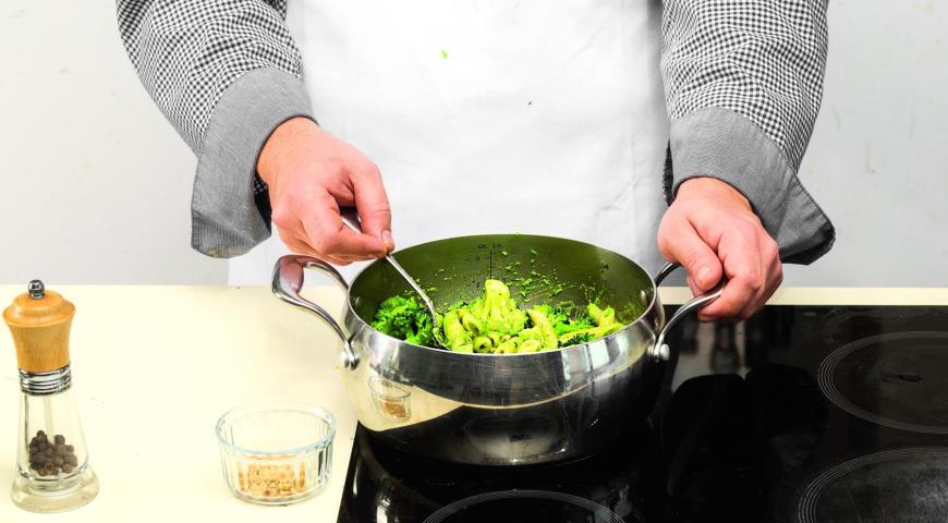 Фото приготовления рецепта: Пенне с брокколи и зеленым горошком, шаг №2