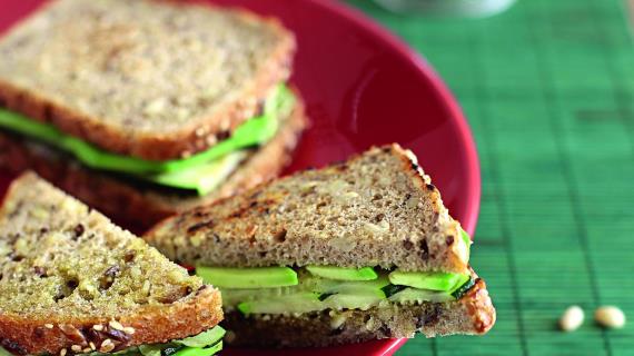 Зеленый веганский сэндвич