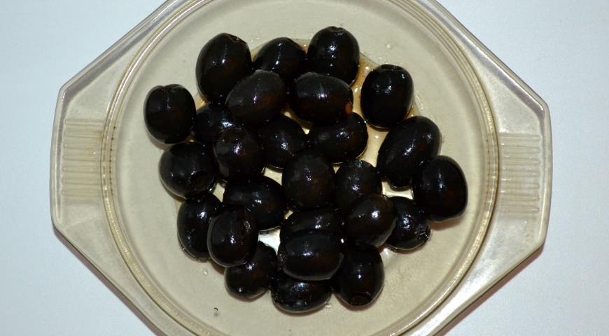 Выложить в емкость для подачи салата оливки