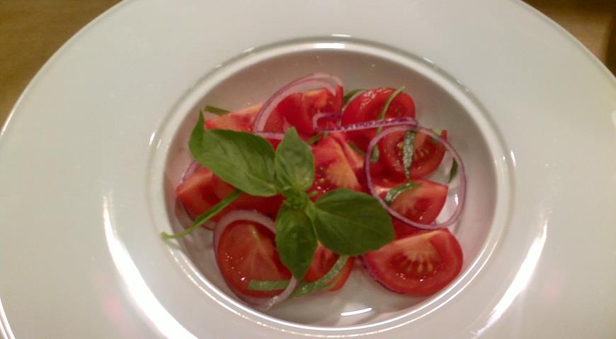 Салат из сладких Бакинских помидоров готов к подаче