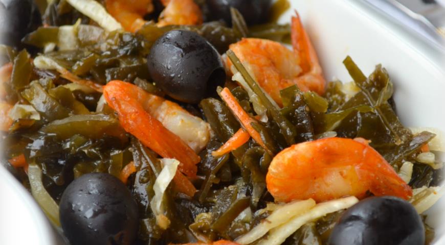 Салат Дары моря с оливками и морской капустой