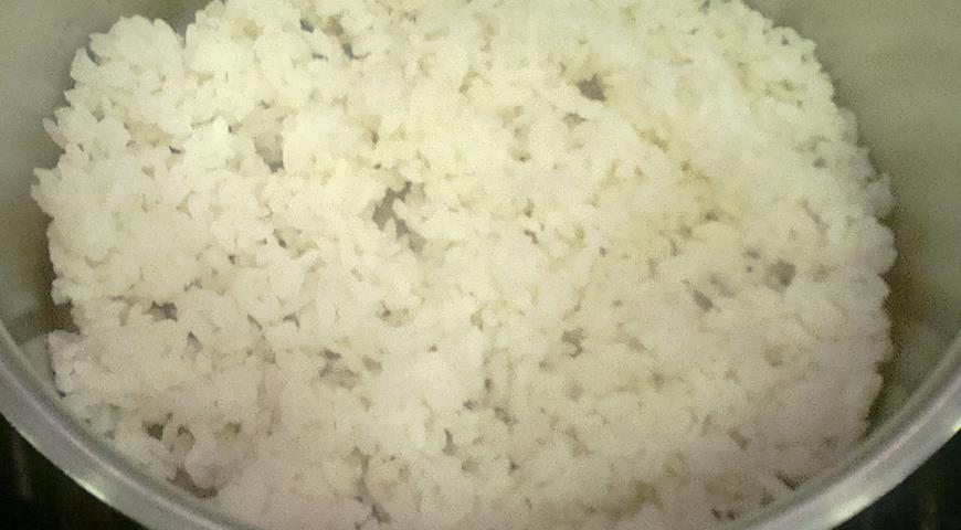 Отварить рис и смешать с маринадом для приготовления роллов