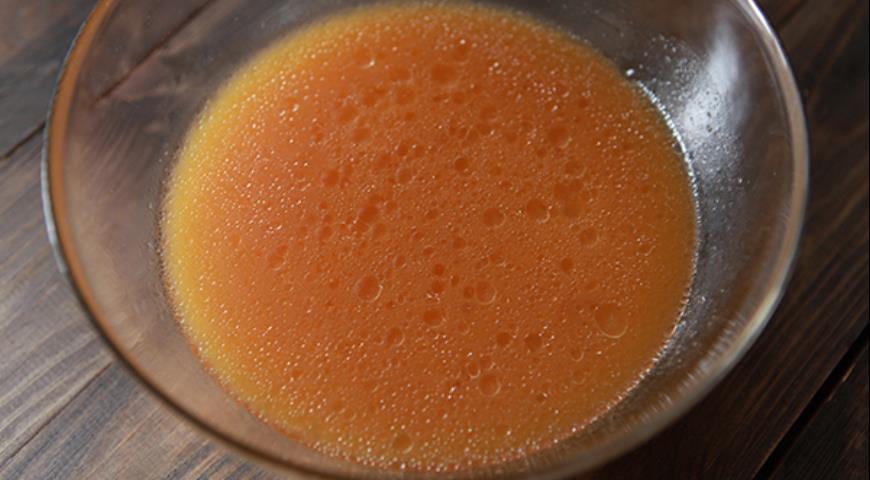 Добавить в масляно-сахарную смесь персиковый сок