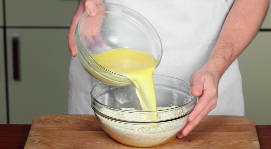 Фото приготовления рецепта: Блинчики-оладьи с пряностями, шаг №3