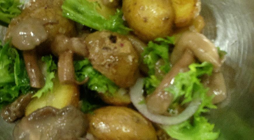 Обжарить с грибами отварную картошку, смешать сметанный соус
