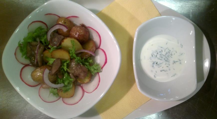 Жареная картошечка с маринованными грибами и салатом фризе
