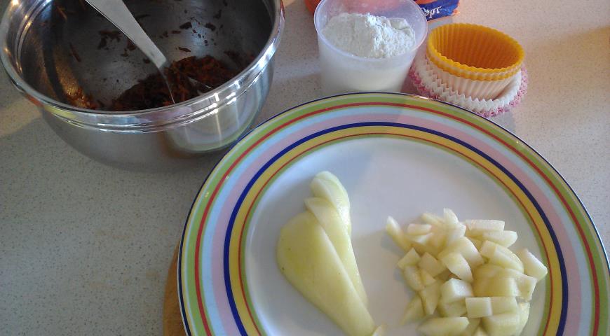 Смешать ингредиенты для приготовления постных кексов с морковью и грушей
