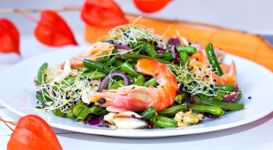 Готовим овощной салат с морепродуктами и пророщенными зернами