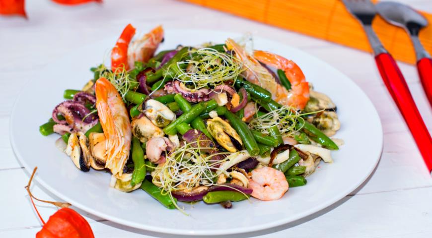 Как приготовить овощной салат с морепродуктами и пророщенными зернами