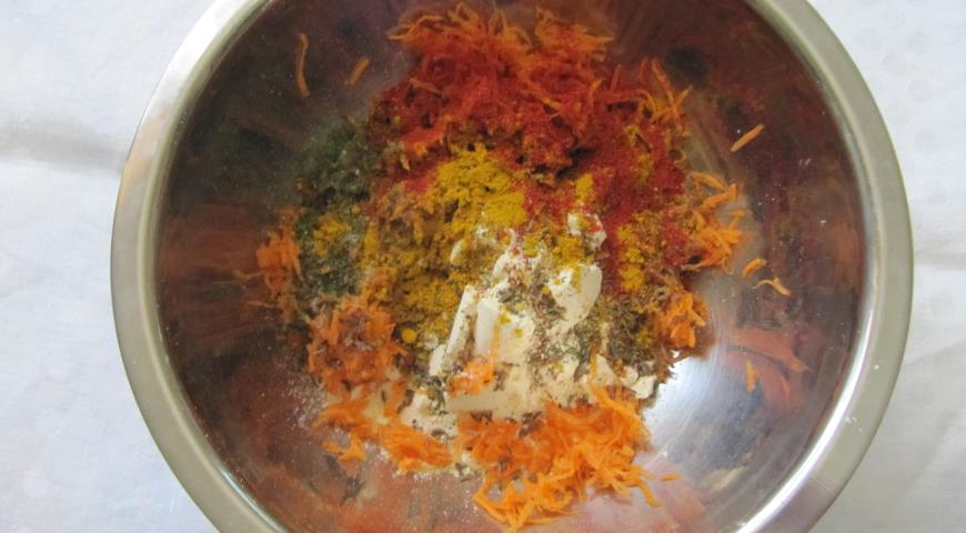 Смешать ингредиенты для приготовления гороховых лепешек с морковкой