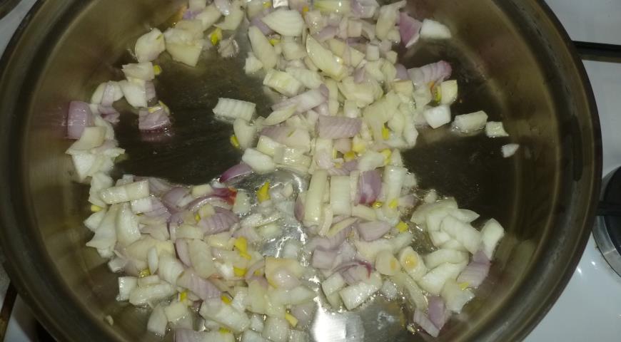 Обжарить лук, добавить воду и картофель, тушить ингредиенты 10 минут