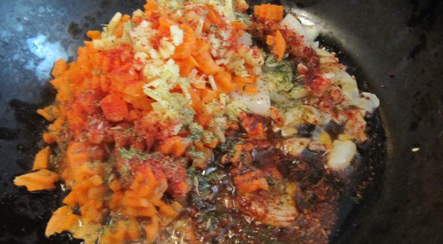 Добавить к специям нарезанные лук, морковь и имбирь
