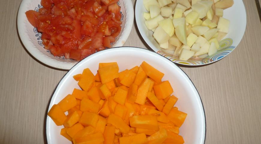 Нарезать тыкву и картофель для приготовления овощного рагу