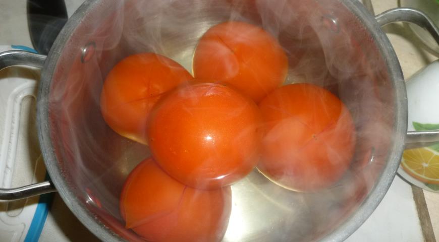 Ошпарить помидоры кипятком, снять кожицу 