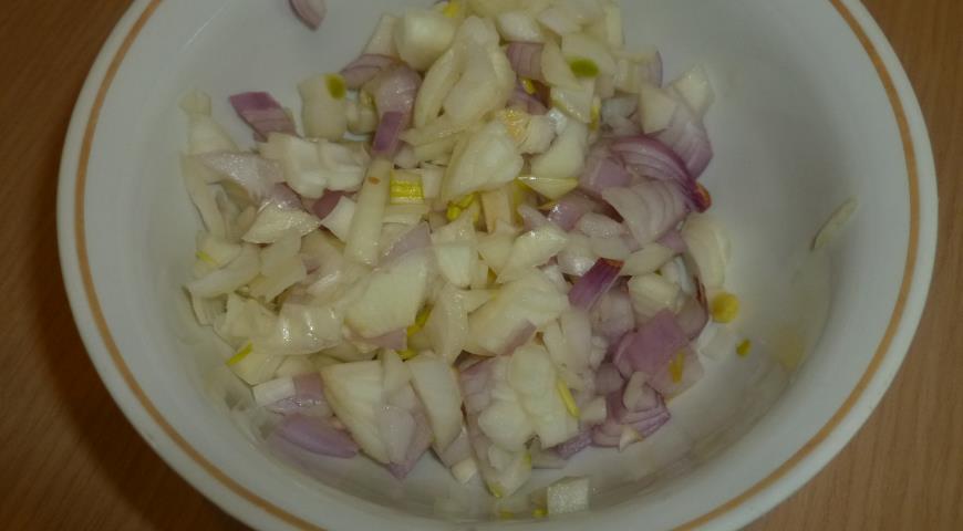 Замариновать лук в лимонном соке для приготовления рагу