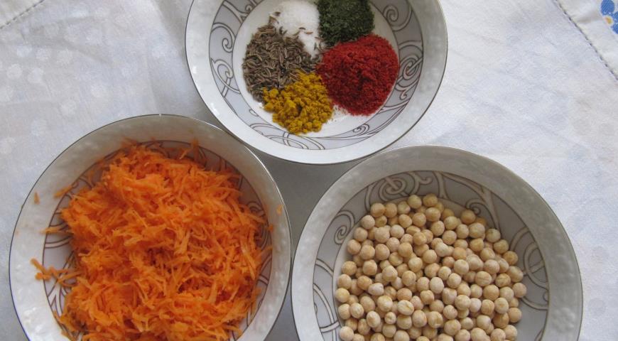 Подготовить ингредиенты для приготовления гороховых лепешек с морковкой