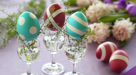 Как сделать полосатые пасхальные яйца для весенней сервировки стола