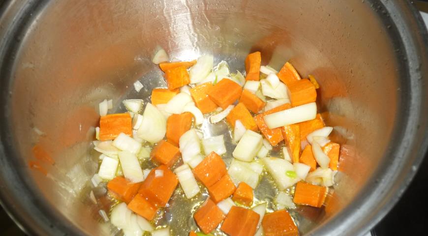 Обжарить лук и морковь для приготовления супа из авокадо