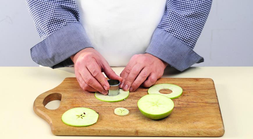 Фото приготовления рецепта: Мешочки с яблочной начинкой, шаг №4