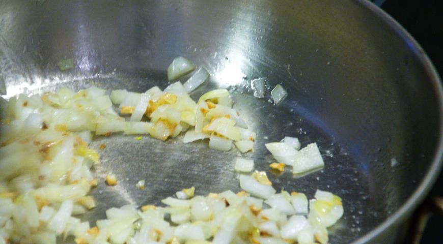 Добавить к чесноку лук и соль, обжаривать до мягкости