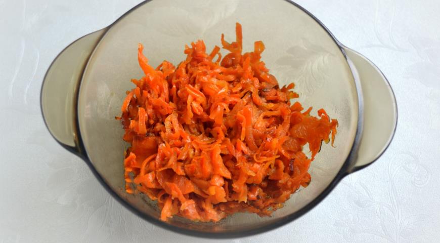 Обжарить тертую морковь для приготовления начинки