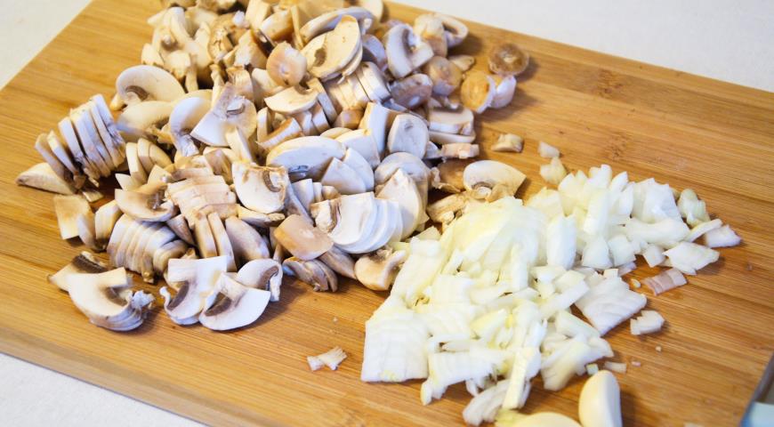 Нарезать ингредиенты для приготовления карри с нутом и грибами