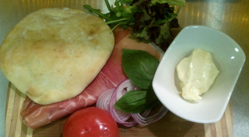 Подготавливаем ингредиенты для питы с сыром и салатом микс