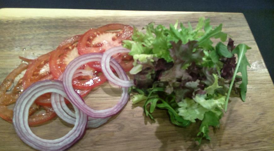 Нарезаем лук и помидоры кружками для приготовления питы с салатом микс