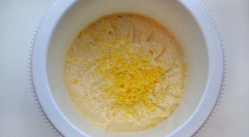 В сливочную массу добавляем яйца и цедру лимона