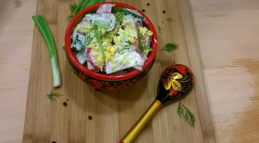 Овощной салат со сметаной посыпаем тертым яйцом и зеленью