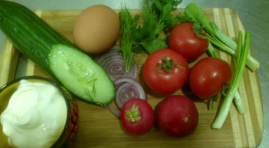 Подготавливаем овощи для салата со сметаной