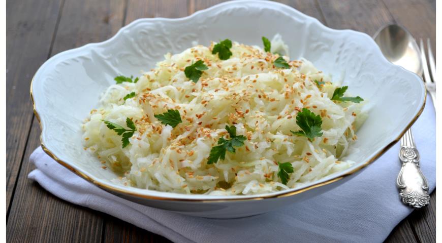 Рецепт салата из кольраби с кунжутом
