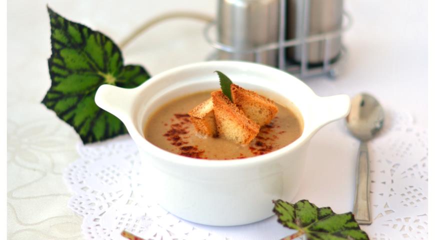 Суп-пюре из чечевицы и золотистых овощей подаем с гренками 