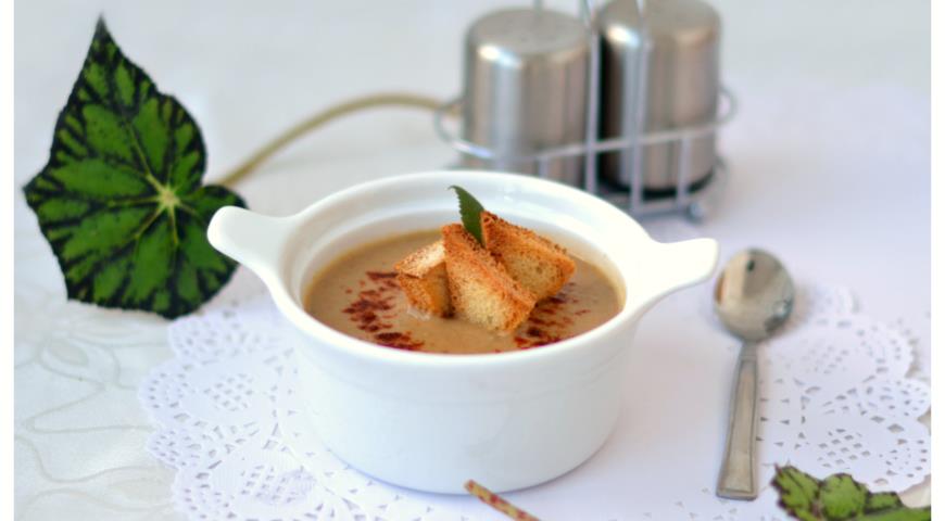 Постное блюдо суп-пюре из чечевицы и золотистых овощей