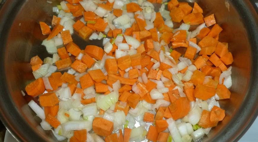 Тушим лук с морковью для приготовления блюда 