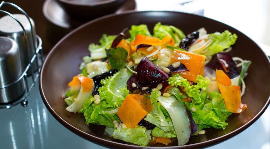Рецепт салата с овощными чипсами и тыквой