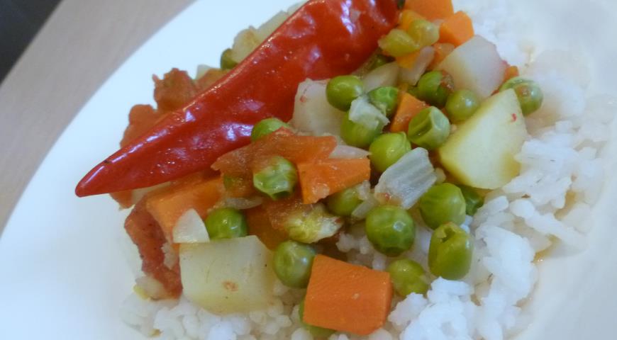 Ароматное овощное рагу с зеленым горошком и рассыпчатым рисом
