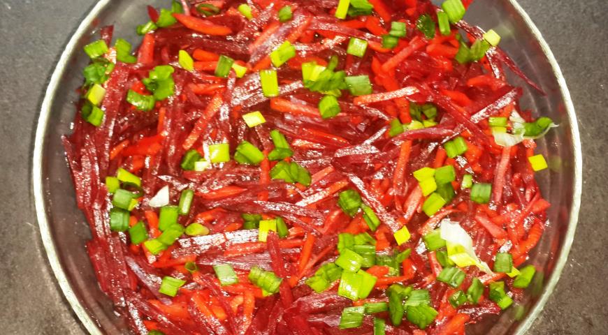 Постный салат из свеклы и моркови "по-корейски" можно украсить зеленью или зеленым луком