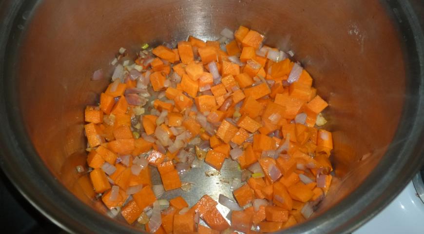 Обжариваем морковь для приготовления супа из чечевицы