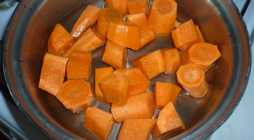 Нарезаем и и тушим морковь для пирога с пряным грушевым соусом