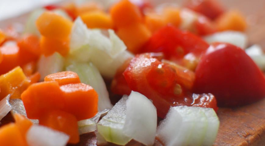 Нарезаем овощи для приготовления супа с тыквой и помидорами