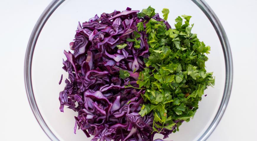 Измельчаем капусту с зеленью для приготовления салата